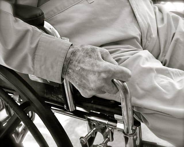 הכפתור שיציל אתכם במקרה חירום 6 aging 2379003 640