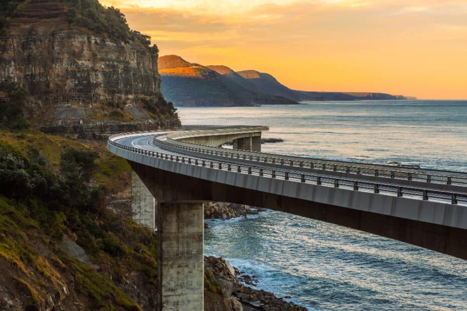 5 יעדי טיול מהמוזרים ביותר ברחבי העולם 10 sunset sea cliff bridge along australian pacific ocean